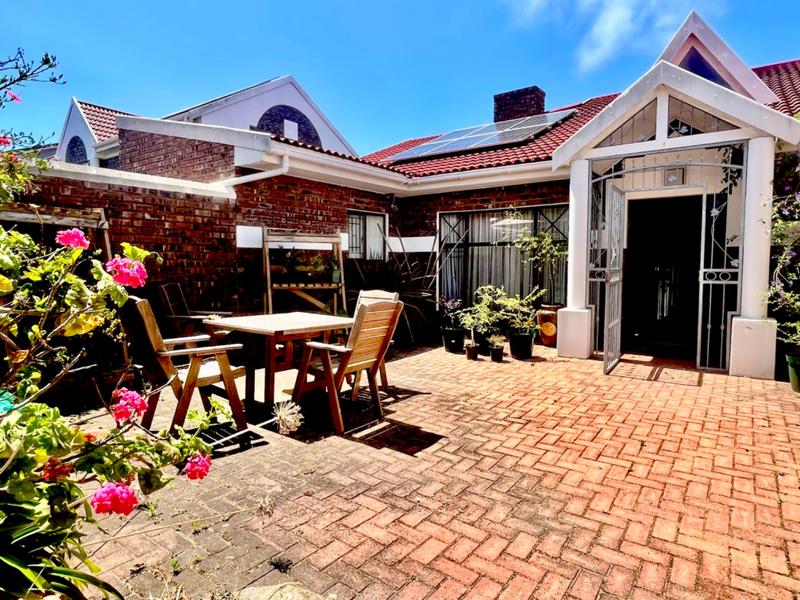 3 Bedroom Property for Sale in Fraaiuitsig Western Cape